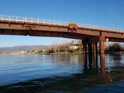 Caduta griglie dal ponte della Colombiera sul Magra